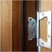 Si të rregulloni një derë të deformuar prej druri ose plastike